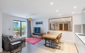 Stylish 2 Bed 2 Bath In Highgate & Free Parking