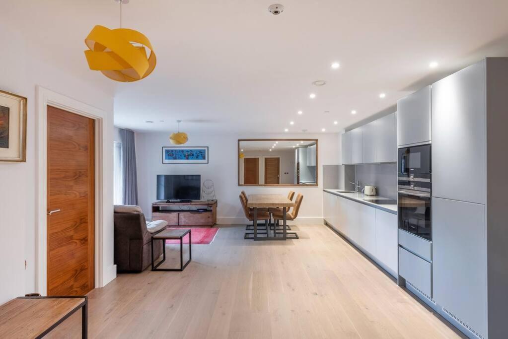 Stylish 2 Bed 2 Bath In Highgate & Free Parking Apartment London Exterior photo